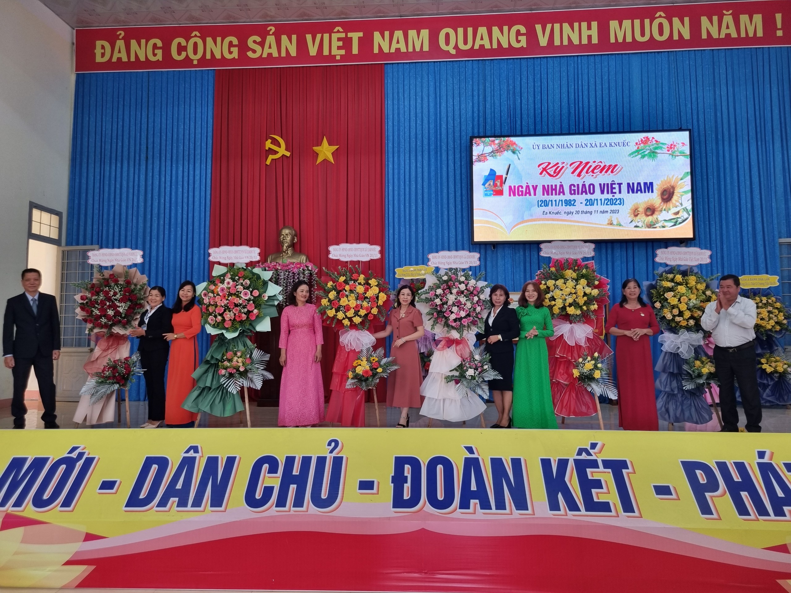 Ủy Ban Nhân Dân xã Ea Knuếc tổ chức buổi tọa đàm kỉ niệm 41 năm ngày nhà giáo Việt Nam 20/11/2023.